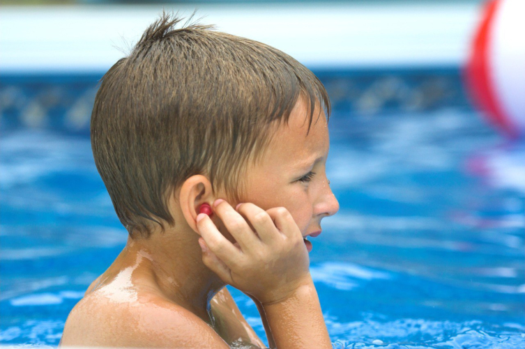 Deniz ve havuz keyfi tatilinize gölge düşürmesin: Kulak enfeksiyonlarına dikkat